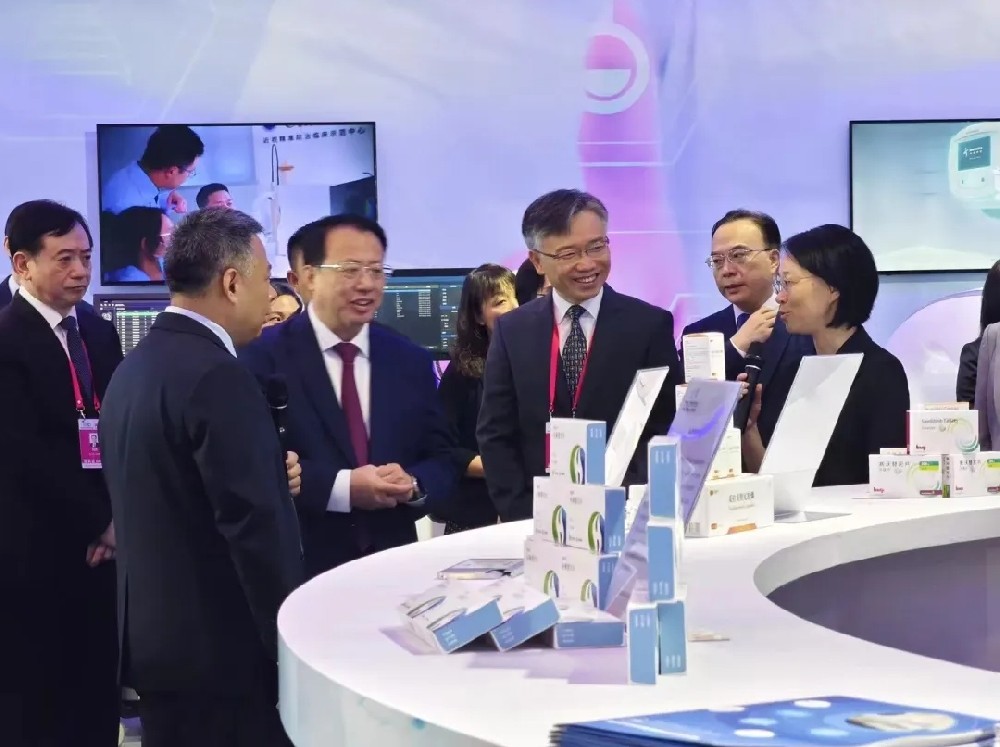 原创新药呋喹替尼等创新成果亮相上交会，上海市市长龚正参观和黄医药展台