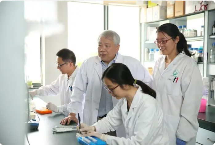 做老百姓用得起的好药，上海科技功臣奖得主呼吁稳定支持生物医药